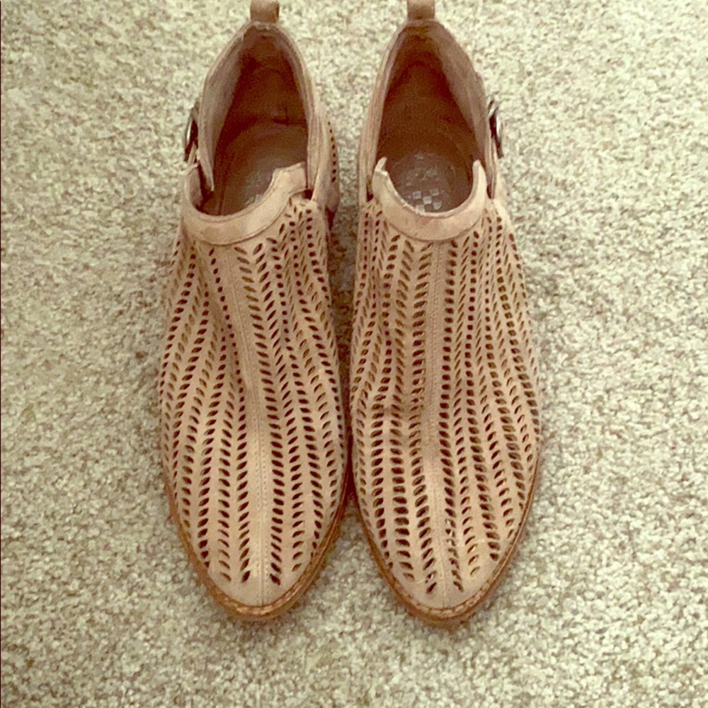 Vince camuto size 7.5 booties